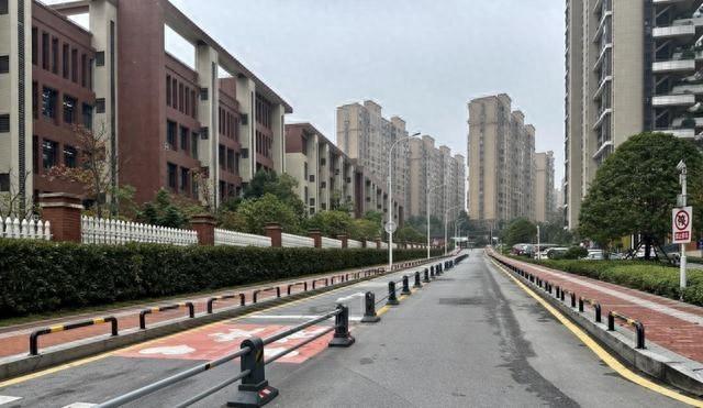 这个社区安装 U 型防护杆，居民纷纷点赞  第1张