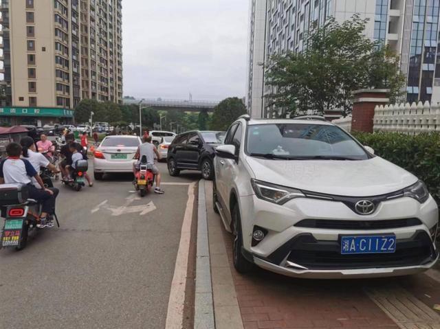 这个社区安装 U 型防护杆，居民纷纷点赞  第2张