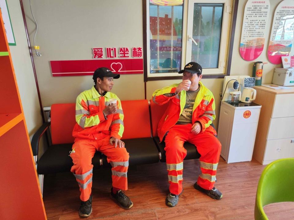 哈市香坊区首个 24 小时智能工会驿站投用，为户外劳动者打造温馨港湾  第4张