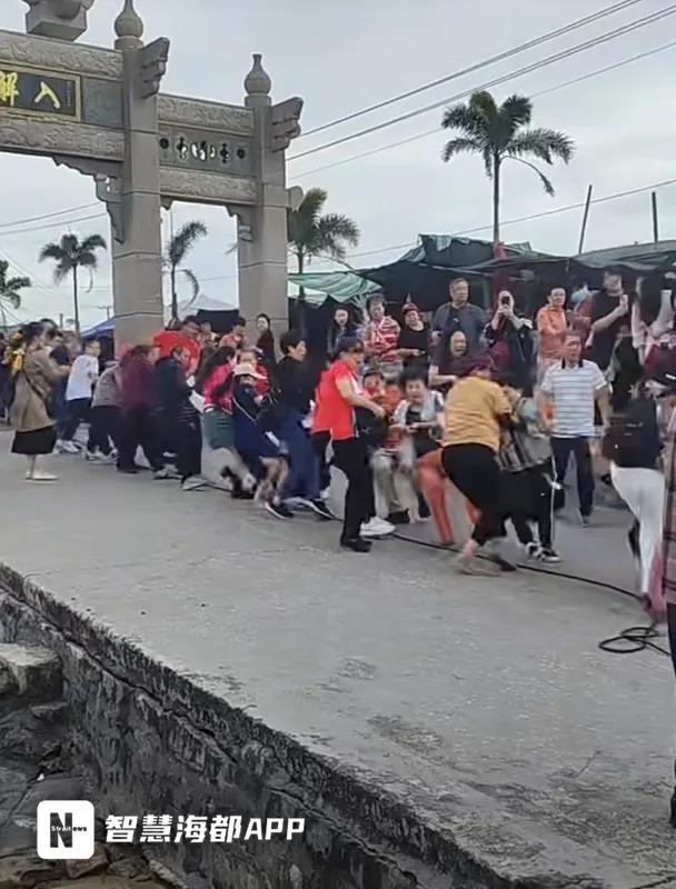 泉州石狮一宝马车竟在海面漂浮，车主经历惊险时刻  第2张