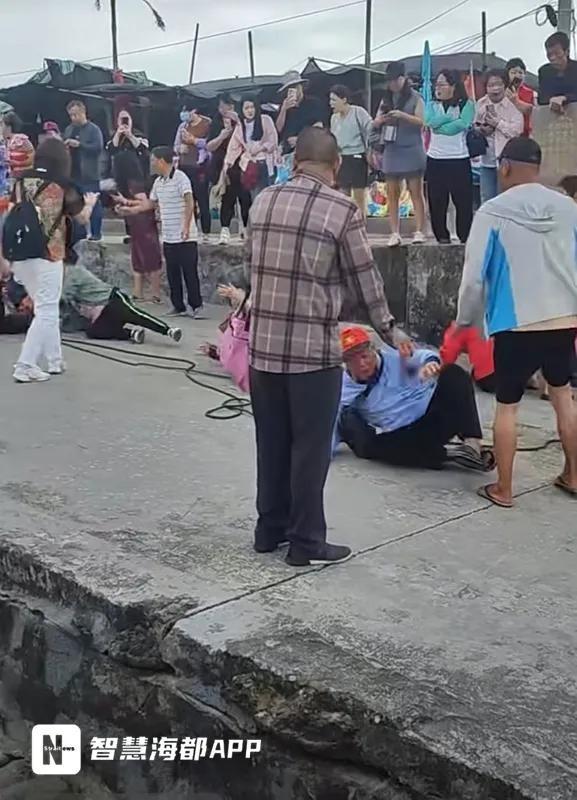 泉州石狮一宝马车竟在海面漂浮，车主经历惊险时刻  第3张