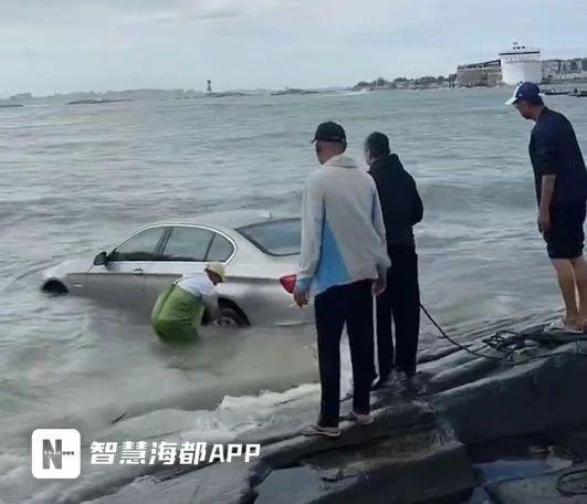 泉州石狮一宝马车竟在海面漂浮，车主经历惊险时刻  第4张