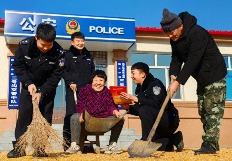 派出所院里晒玉米，金黄一片暖！背后的故事让人动容……