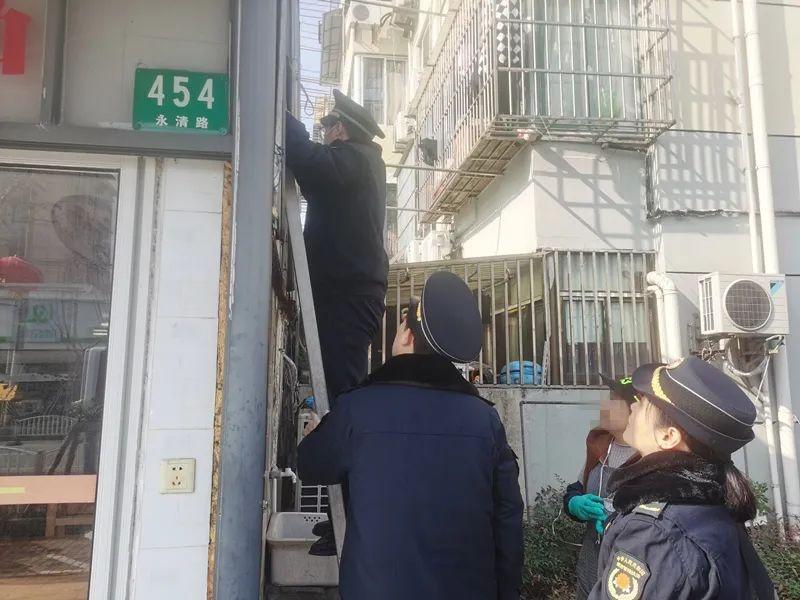 招牌背后竟藏违建！6 平米易燃泡沫板空间，火险隐患令人心惊  第2张