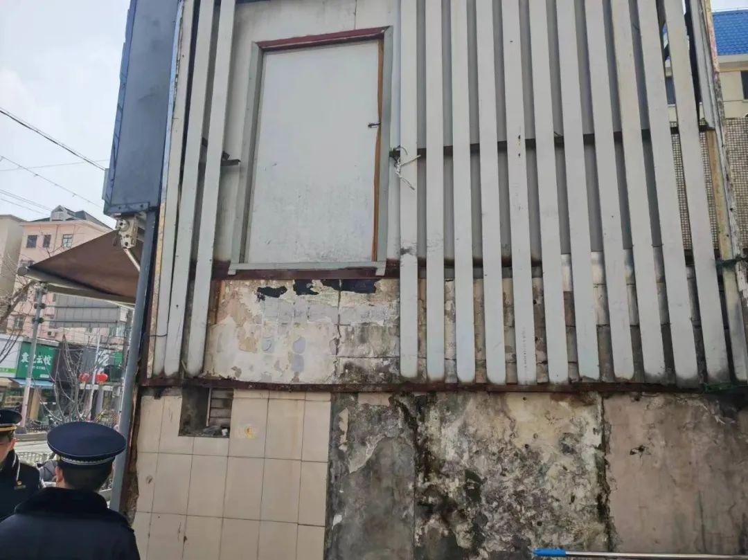 招牌背后竟藏违建！6 平米易燃泡沫板空间，火险隐患令人心惊  第3张