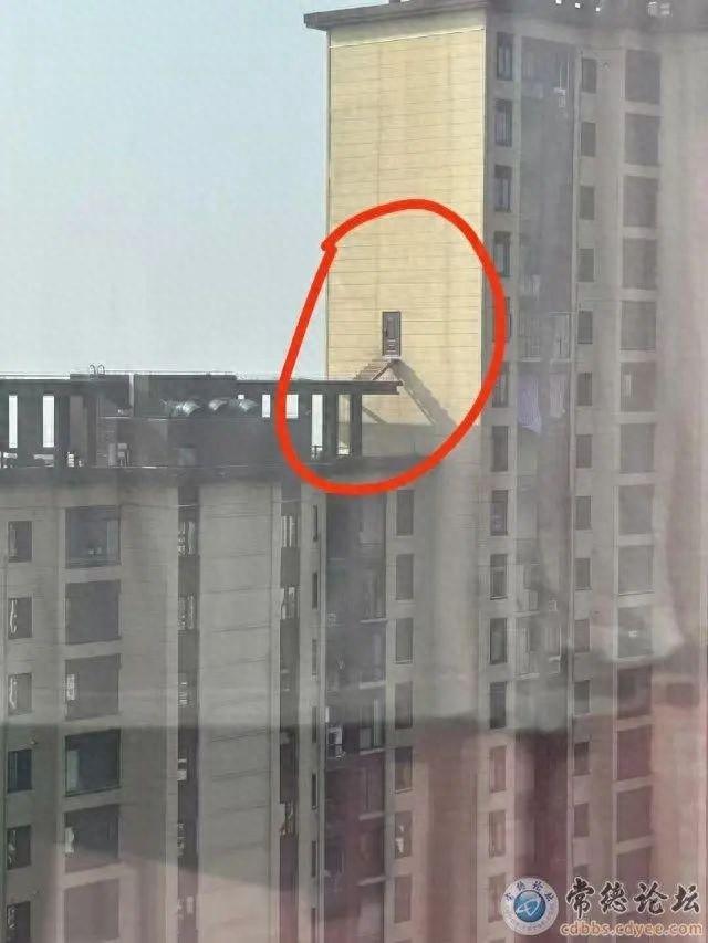 28 楼业主砸穿外墙建楼梯，只为火灾时有避难场所，这事儿你怎么看？  第1张