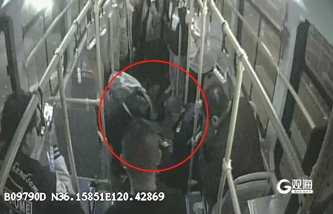 青岛公交车厢暖心事不断，驾驶员们的善行义举传递城市温度  第2张