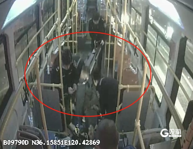 青岛公交车厢暖心事不断，驾驶员们的善行义举传递城市温度  第3张