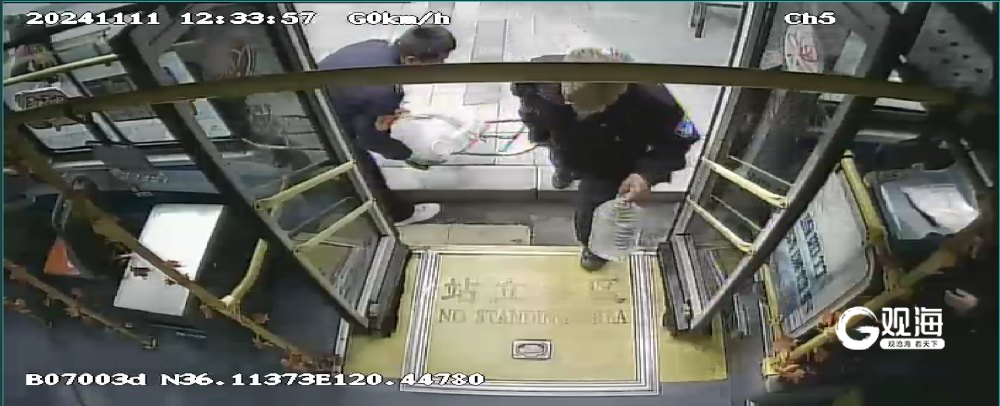 青岛公交车厢暖心事不断，驾驶员们的善行义举传递城市温度  第4张