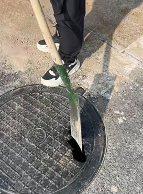 兰州一村庄新修马路井盖一敲就碎，工程质量谁来监管？  第1张