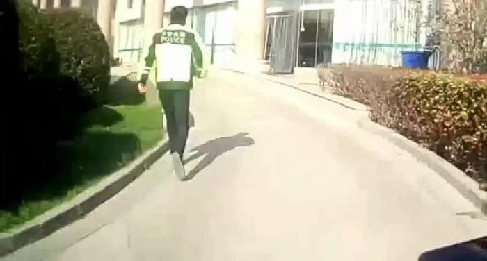 三岁男童误食除草剂，交警一路咆哮开辟生命通道  第2张
