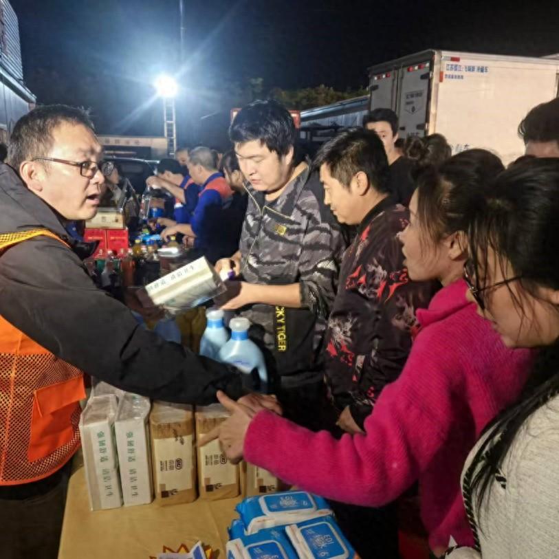 传统文化直通车走进崇太长江隧道项目部，300 余名产业工人享受幸福服务  第1张