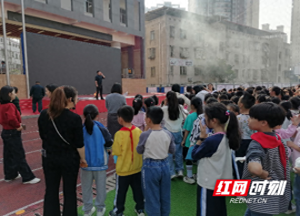 一场消防演练，让梅湾小学全体师生学会自救与互救  第1张