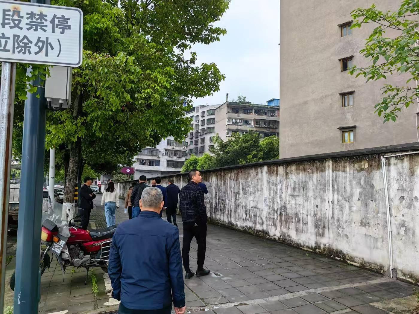 广安一小区消防通道被堵，业主维权竟遭无视？  第2张