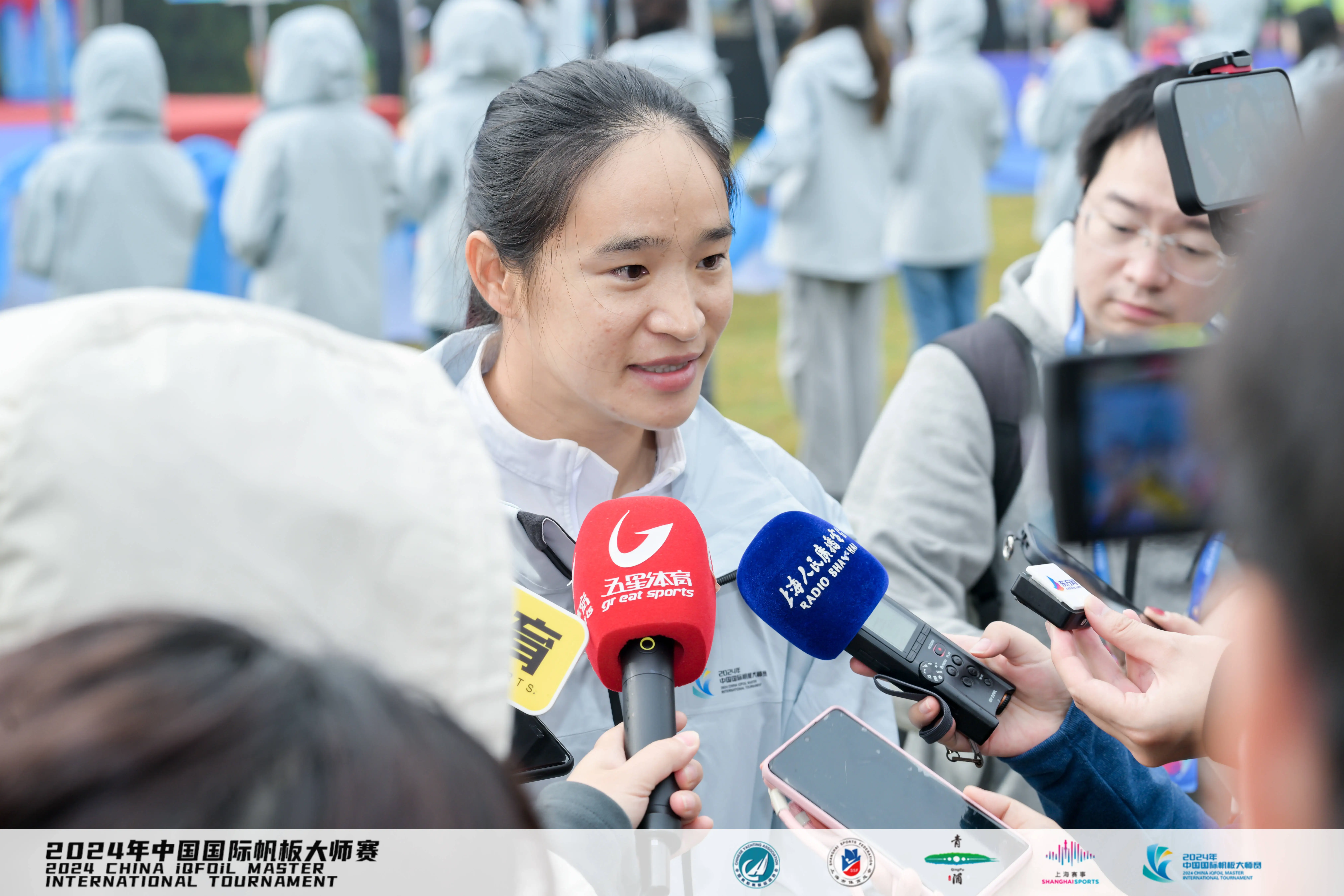 国际帆板大赛火热上演，中国选手杜杰勇夺女子专业组冠军  第2张