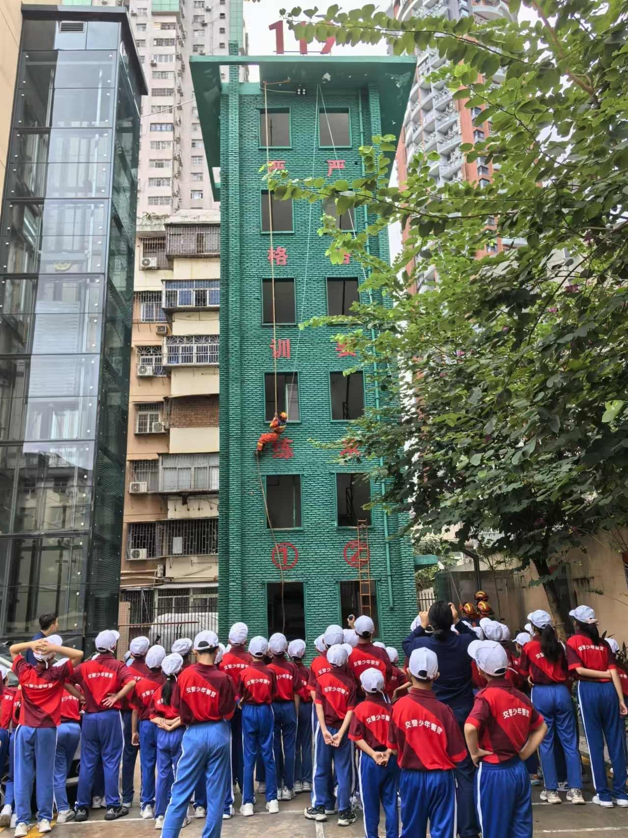 56 名少警队员经历了一次怎样的消防安全体验之旅？  第2张