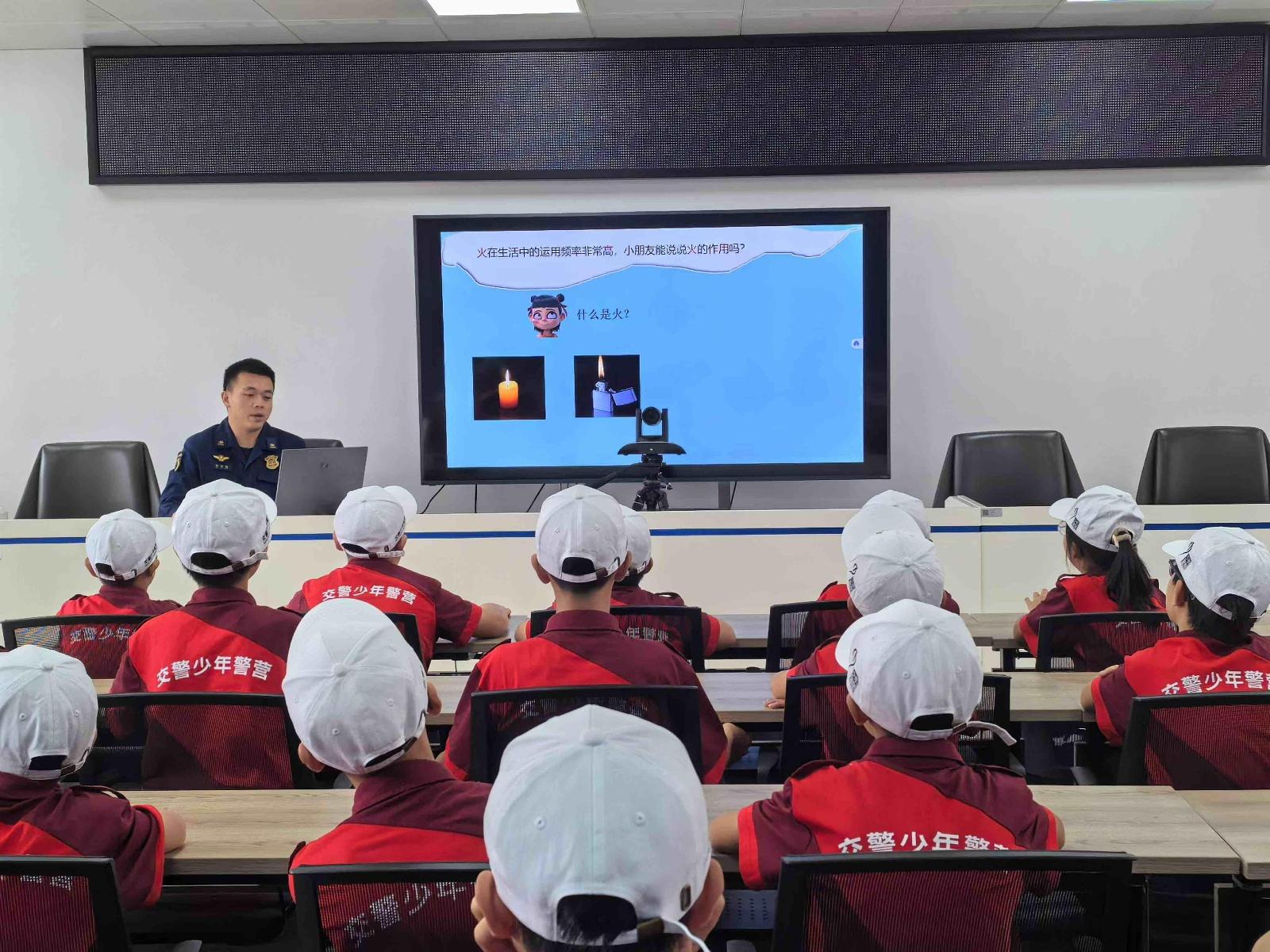 56 名少警队员经历了一次怎样的消防安全体验之旅？  第4张