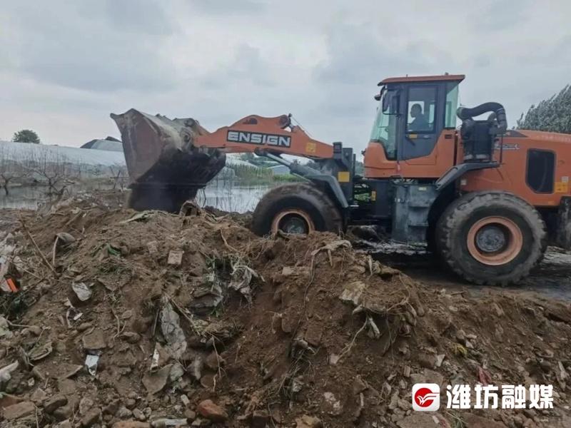 连续十多年义务为村民维修道路，这位吕师傅，你认识吗？  第2张