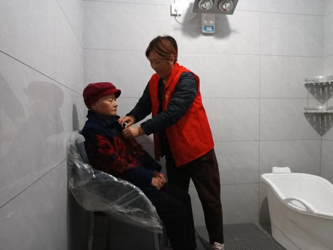 腿脚不便洗澡难？焦作冯营社区微网格员助浴暖人心  第1张