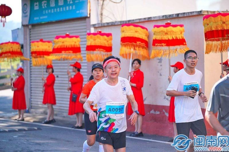 2024 郭坑乡村半程马拉松赛激情开跑，2000 多名跑友在山水田园间突破自我  第2张
