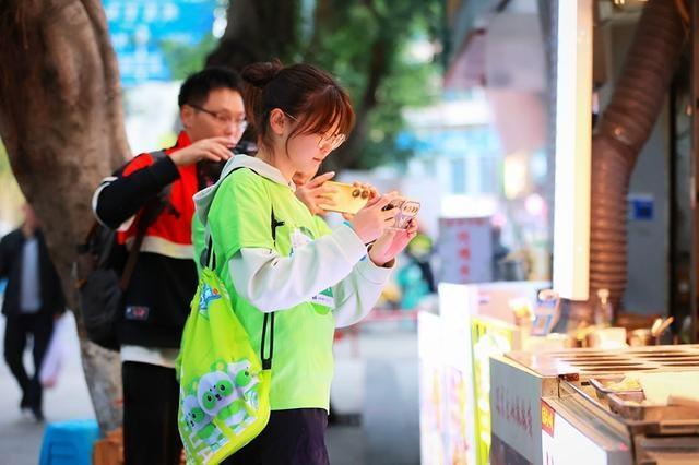 周末街头，800 人手持路书，寻找点位，成华熊猫城市定向赛 4 年成体育名片  第2张