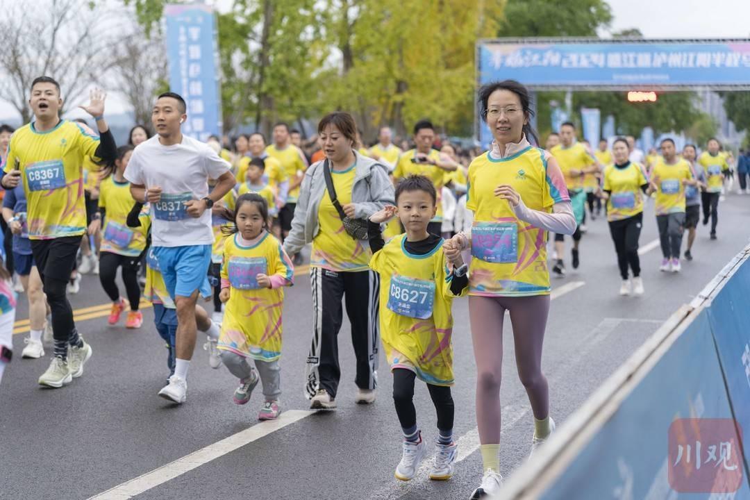 5000 人齐聚泸州江阳，半程马拉松赛激情开跑  第3张
