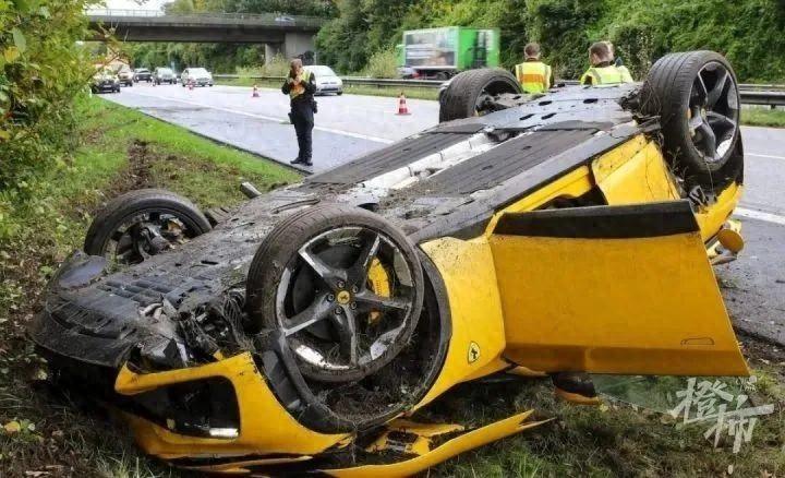 84 岁赛车女王飙车 312 公里/小时，法拉利翻车人轻伤