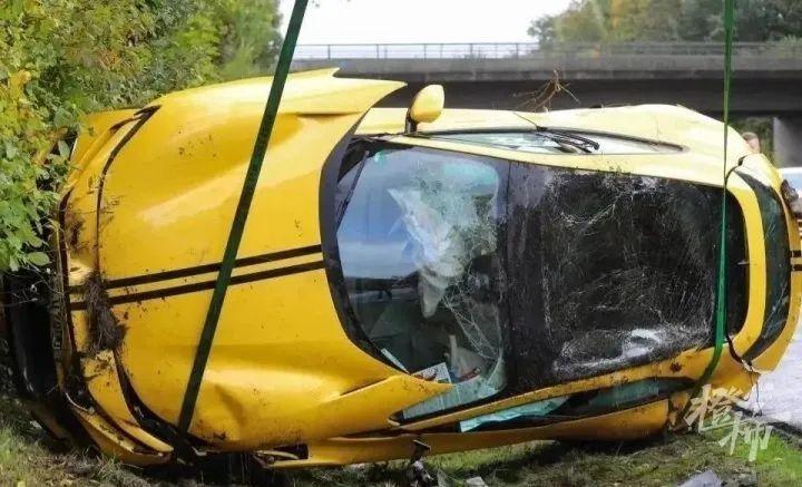 84 岁赛车女王飙车 312 公里/小时，法拉利翻车人轻伤  第2张