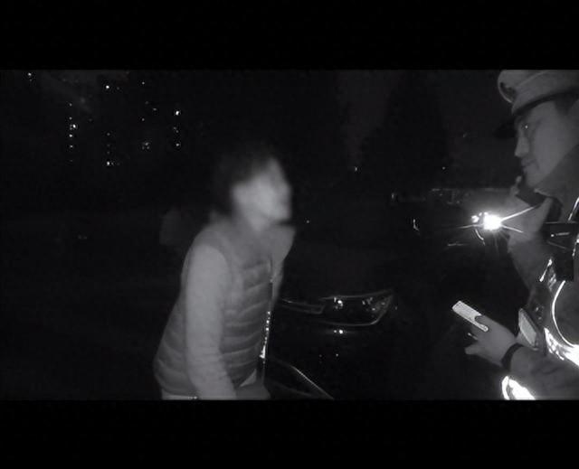 交警助迷路老太回家，这背后的故事令人动容  第1张