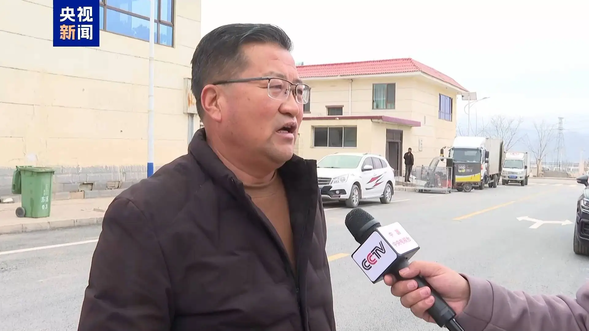 兰州惊现牛皮纸井盖，承重不足国家标准一半，谁来保障村民安全？  第3张