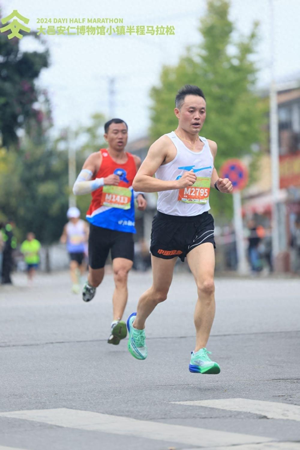 2024 成都大邑安仁博物馆小镇半马鸣笛开跑，近 5000 人挑战与美景并存  第1张