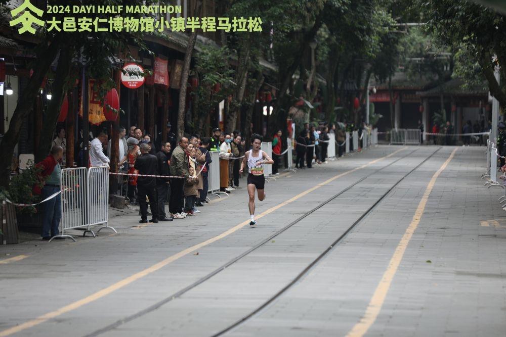 2024 成都大邑安仁博物馆小镇半马鸣笛开跑，近 5000 人挑战与美景并存  第2张