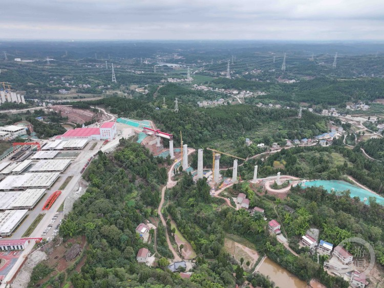 千吨箱梁成功架设！成渝中线高铁建设取得重大突破  第2张