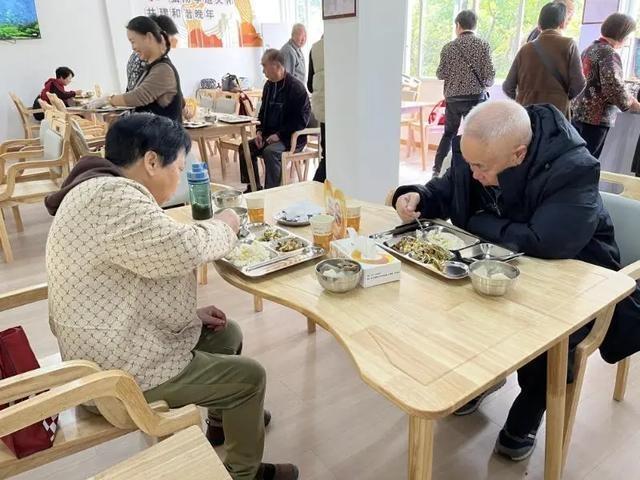 遵义这家老年食堂火了！菜品丰富、菜价亲民，让老人吃得舒心又放心  第4张