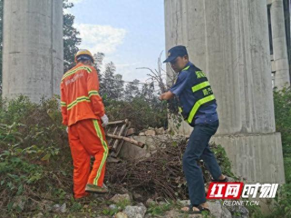 湖南高速集团邵阳分公司新宁管理所开展桥下空间整治再回首行动  第1张