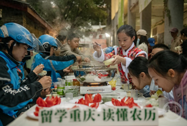 立冬节气，30 名骑手为社区老人送饺子和羊肉汤，温暖人心  第1张