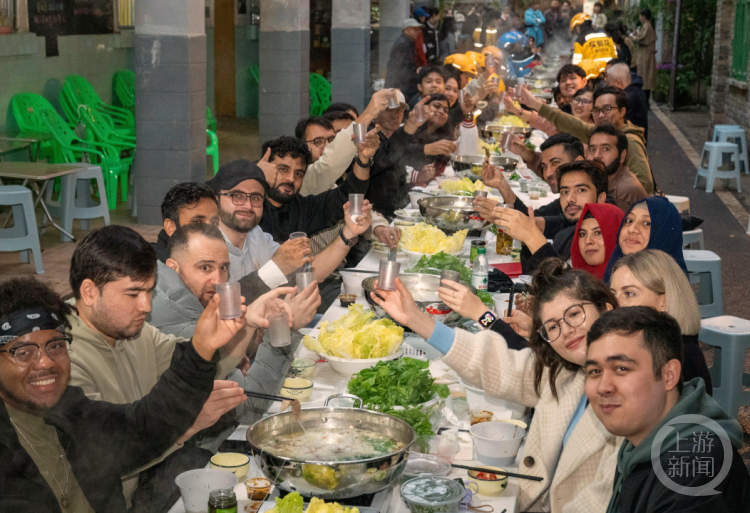 立冬节气，30 名骑手为社区老人送饺子和羊肉汤，温暖人心  第2张