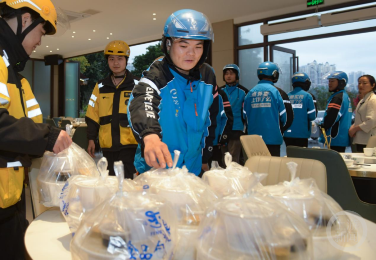 立冬节气，30 名骑手为社区老人送饺子和羊肉汤，温暖人心  第10张