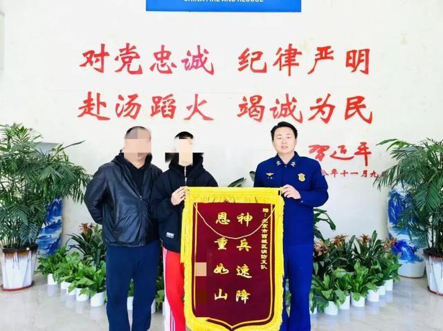 14 岁男孩徒手爬楼被困五楼窗外，消防神兵天降火速救援  第2张