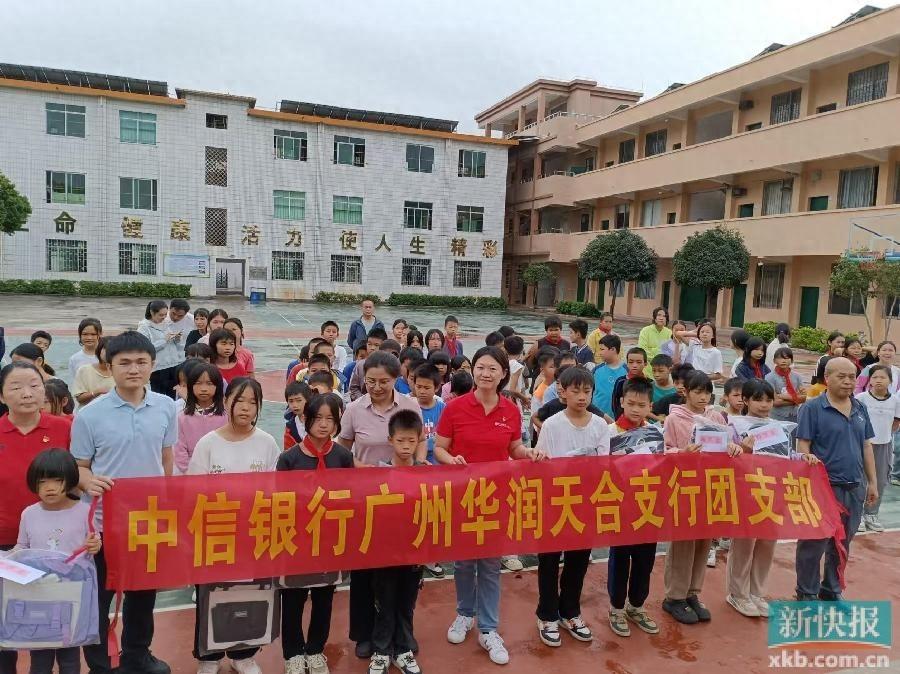 哇！新书包让乡村小学的孩子们欢呼雀跃，背后原因令人动容