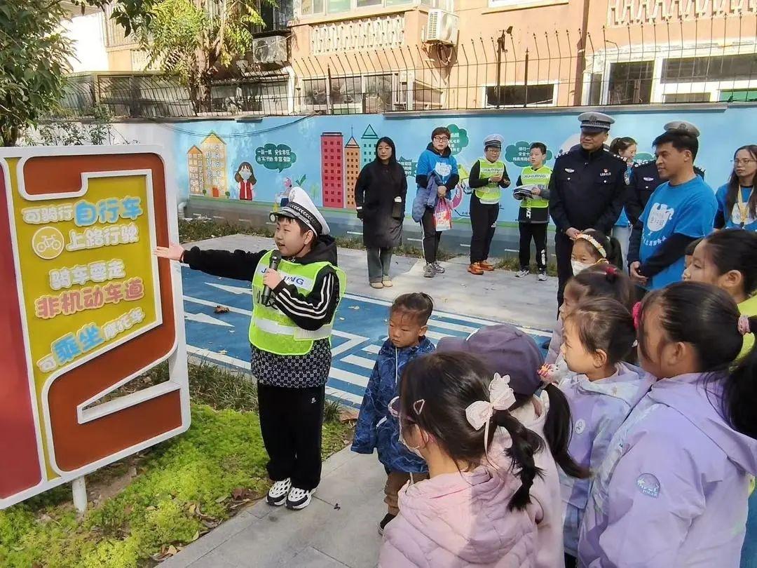 济南交警授旗仪式：少年志愿者成交通安全文化普及重要力量  第3张