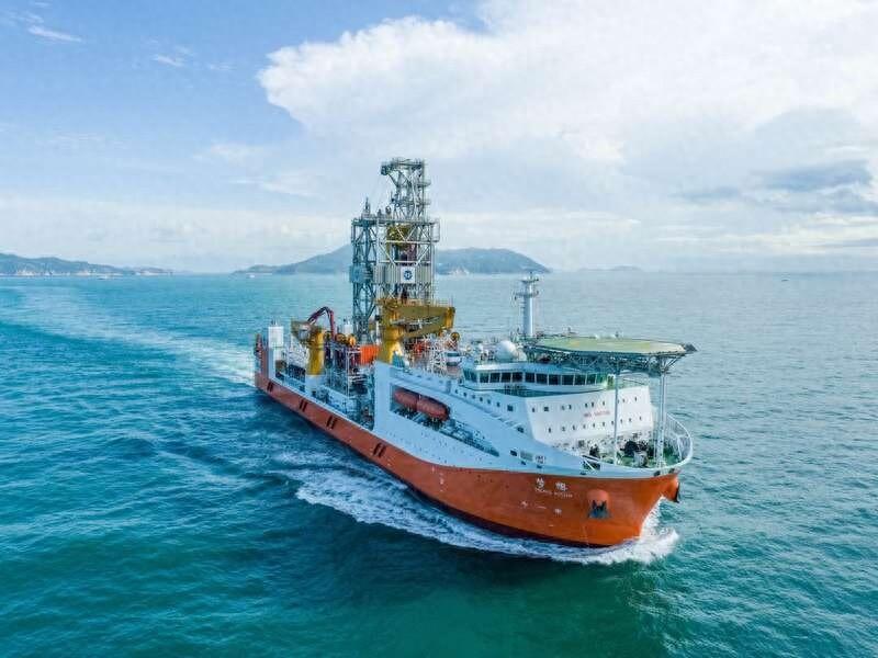 我国首艘大洋钻探船梦想号在广州南沙正式建成入列，钻深 11000 米，全球最强