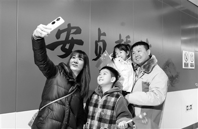 地铁12号线背后的故事：建设者家属首次探访，感动与骄傲交织  第1张