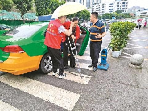 红背心志愿者不畏严寒酷暑，达州出租车行业决心改变，市民感动不已  第1张