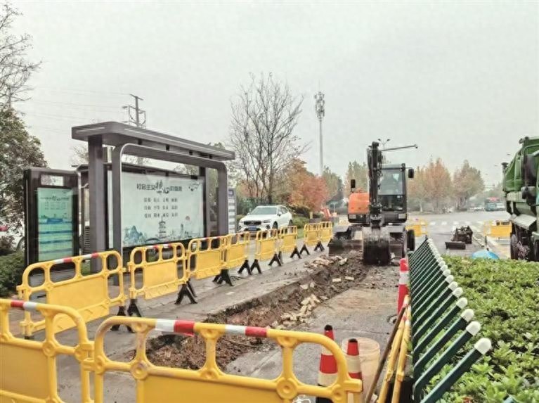 惊！芜湖一公交站旁路面破损长达5米，市民出行安全谁来保障？
