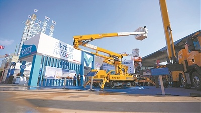 国内首款64米超高空作业车亮相，跨越障碍能力惊人  第1张