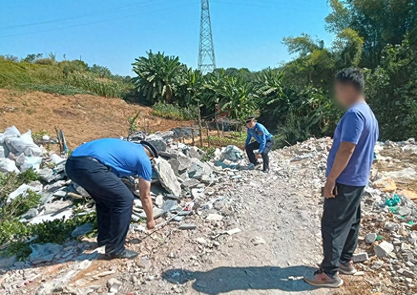 货车司机心存侥幸倒垃圾，执法人员火眼金睛当场抓获
