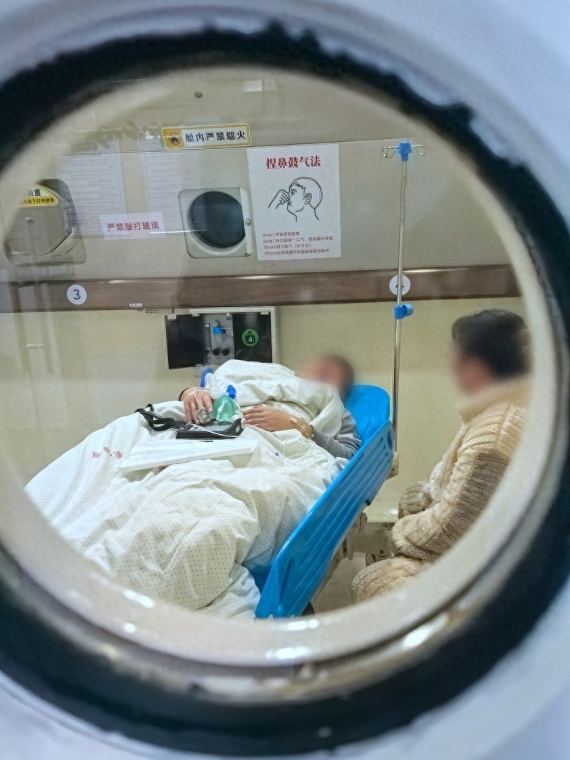 惊险！男子卧室烧炭取暖险丧命，高压氧治疗救回一命  第1张