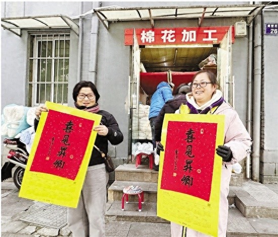 杭州10家小店免费送灵隐年历，市民排队领取，新年祝福满满