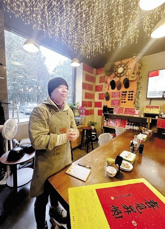 杭州10家小店免费送灵隐年历，市民排队领取，新年祝福满满  第2张